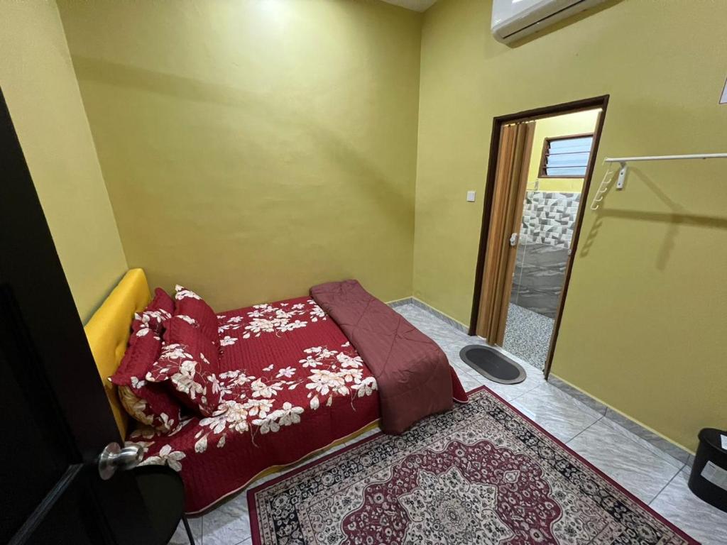 Postel nebo postele na pokoji v ubytování homestay jalan baru sg duri