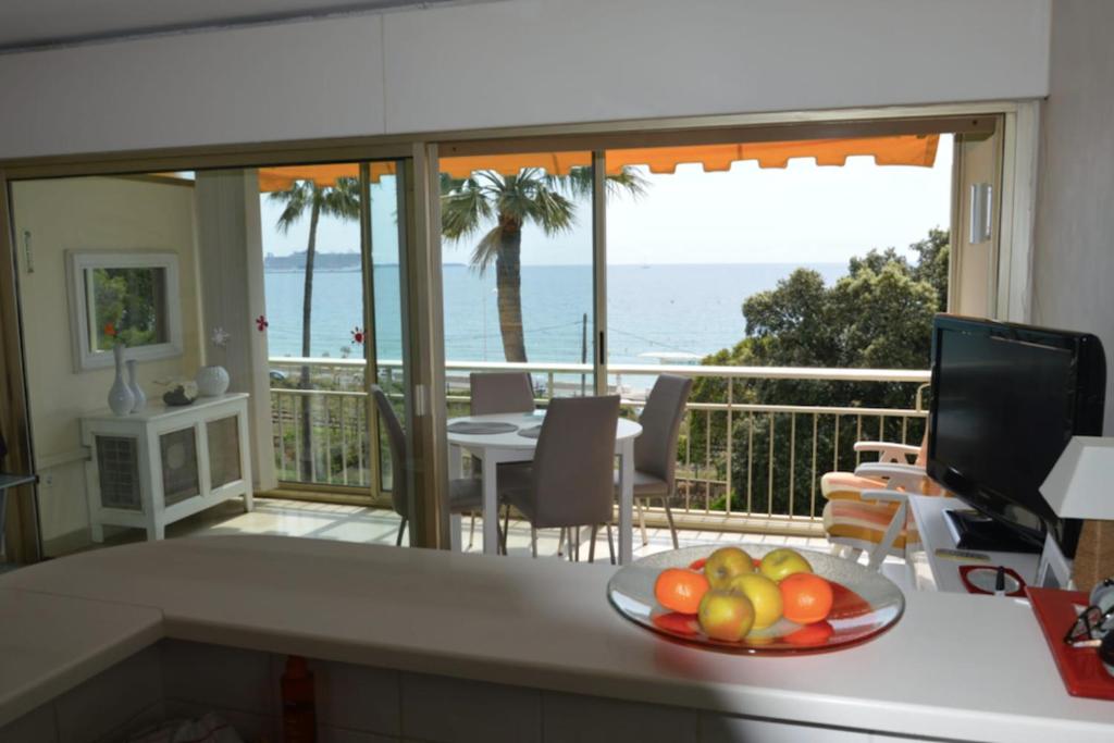 une cuisine avec un bol de fruits sur un comptoir dans l'établissement Cozy cocoon with balcony close to the sea, à Cannes