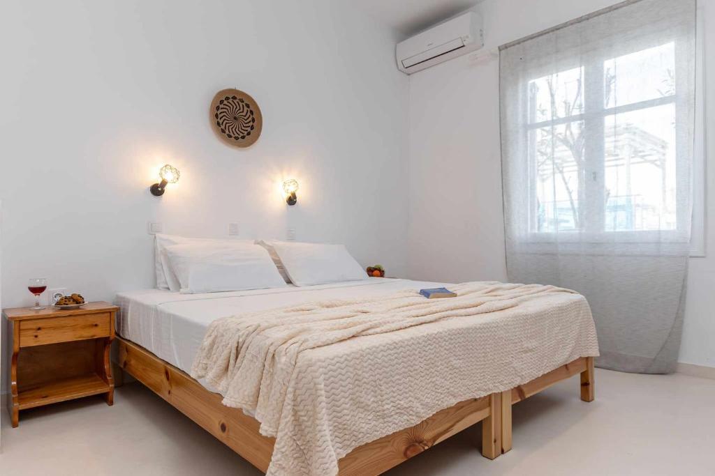 Posteľ alebo postele v izbe v ubytovaní Naxos Beachwalk Rooms