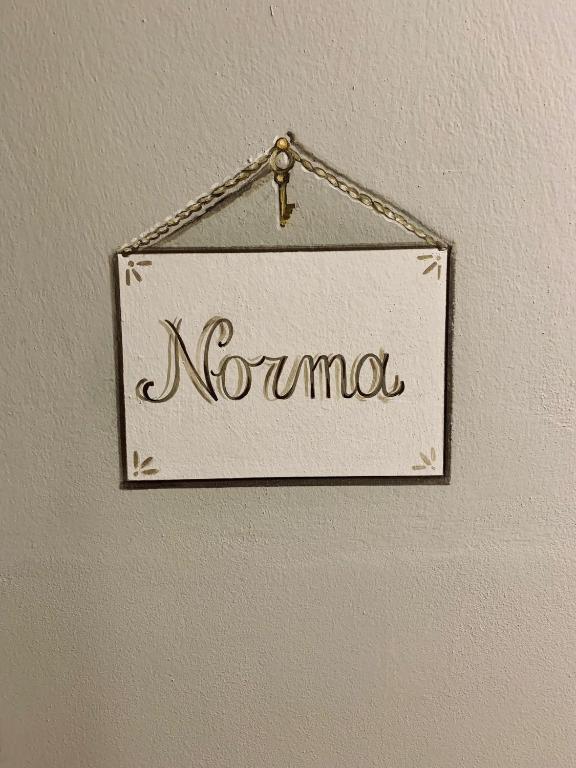a sign that reads normal hanging on a wall at Affittacamere LA FRANCIGENA in Fucecchio