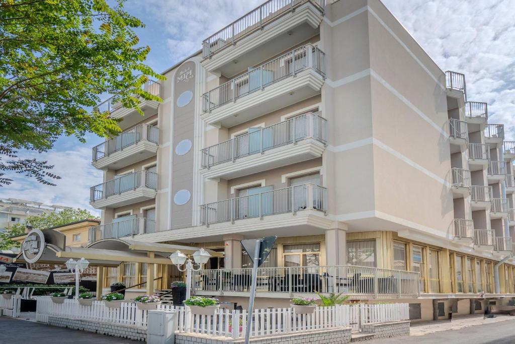 um edifício de apartamentos na esquina de uma rua em Hotel Mia em Rimini