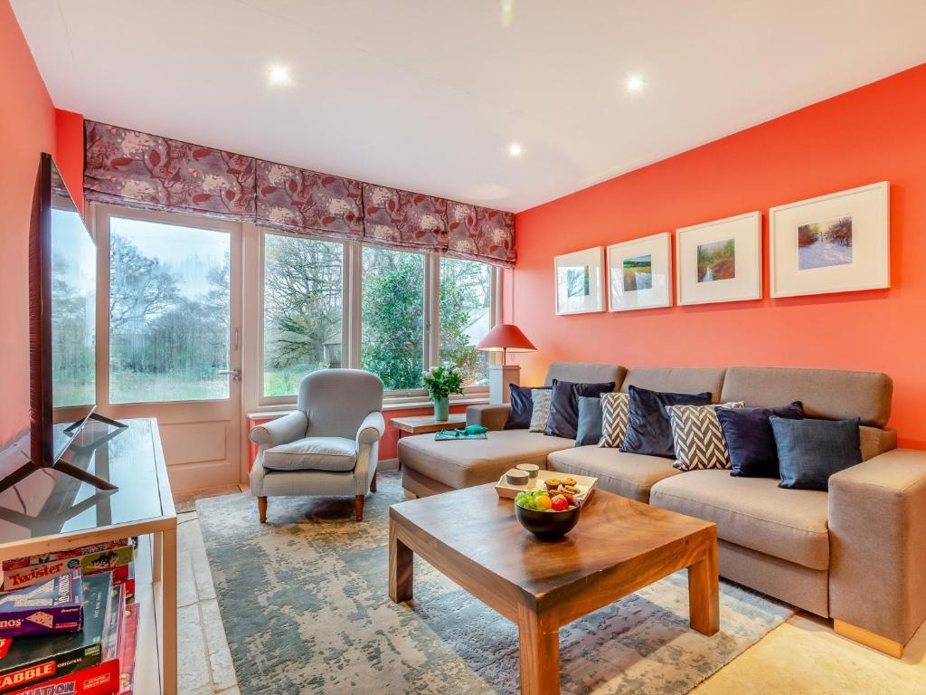 uma sala de estar com um sofá e uma mesa em 1 Bed in Polegate 54288 em Hailsham