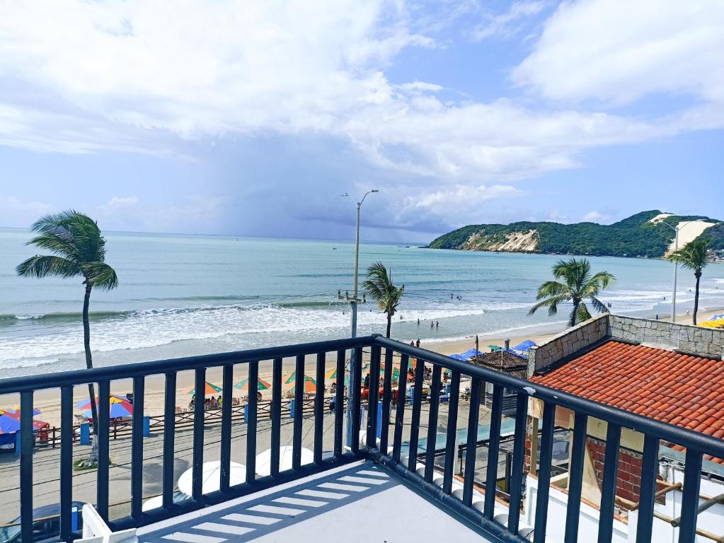 un apartamento en condominio con vistas a la playa desde el balcón en Ponta Negra Suites & Apart en Natal