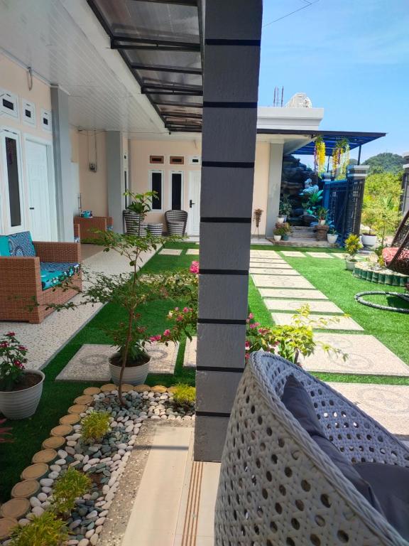 a backyard with a garden with plants and rocks at La Geiro Villa Labuan Bajo in Labuan Bajo