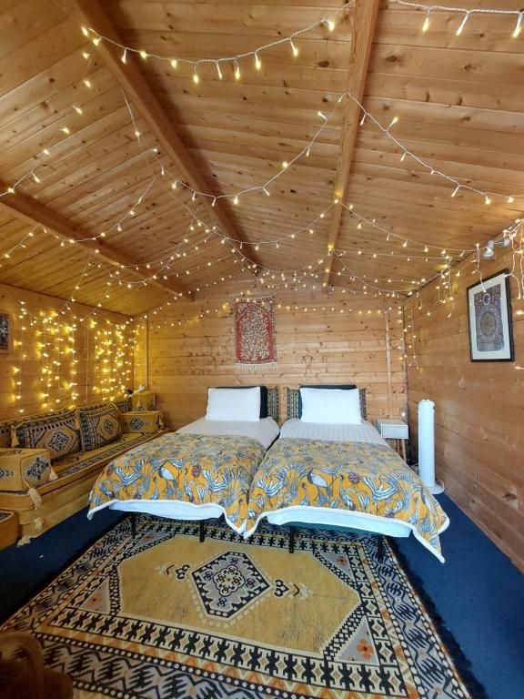 1 dormitorio con 1 cama en una cabaña de madera en Pilgrims of the Goddess, en Glastonbury