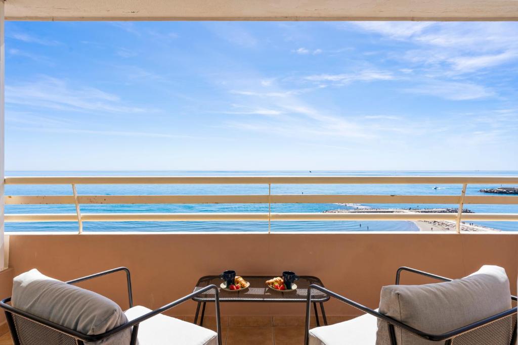 balcón con 2 sillas y vistas al océano en Unbeatable view Stella Maris with Pool Ref 163, en San Francisco