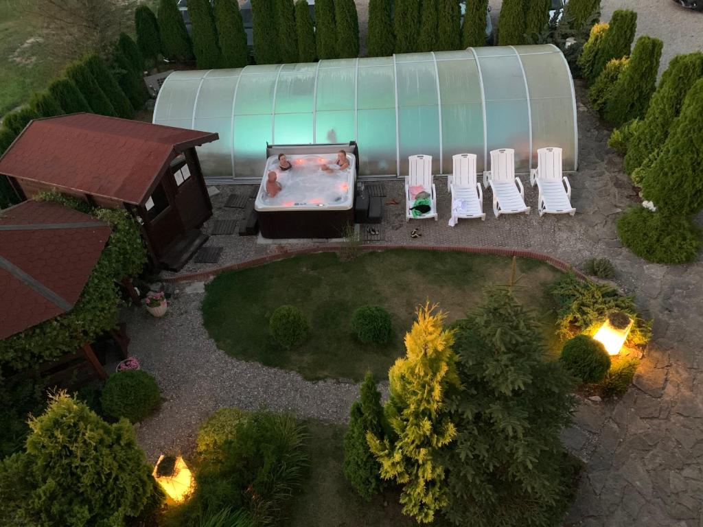 uma vista aérea de uma casa com piscina em Villa Marina em Dąbki