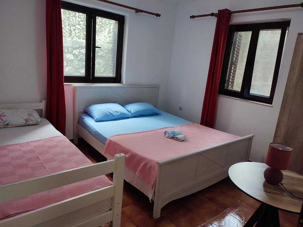 Bay Mola Aparts tesisinde bir odada yatak veya yataklar