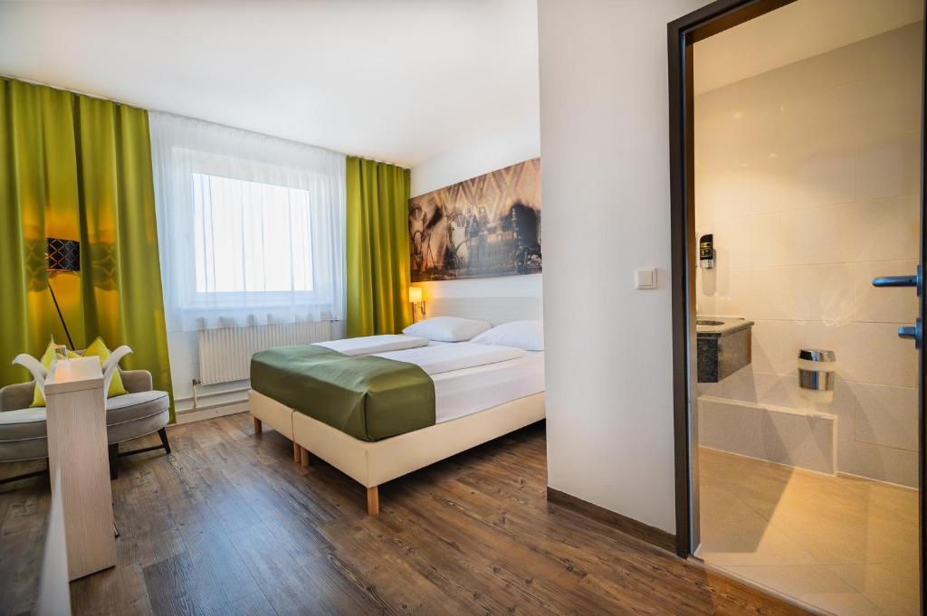 Postel nebo postele na pokoji v ubytování LifeHotel Vienna Airport