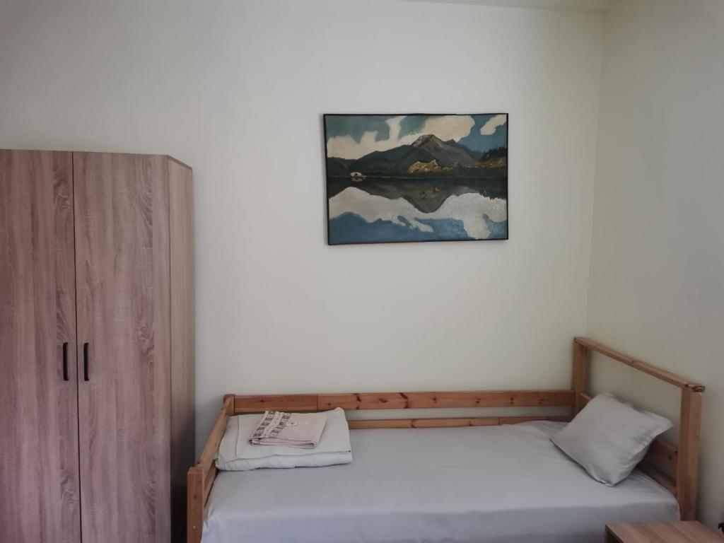 ein Schlafzimmer mit 2 Betten und einem Bild an der Wand in der Unterkunft Guesthouse Tzar Asen in Sofia