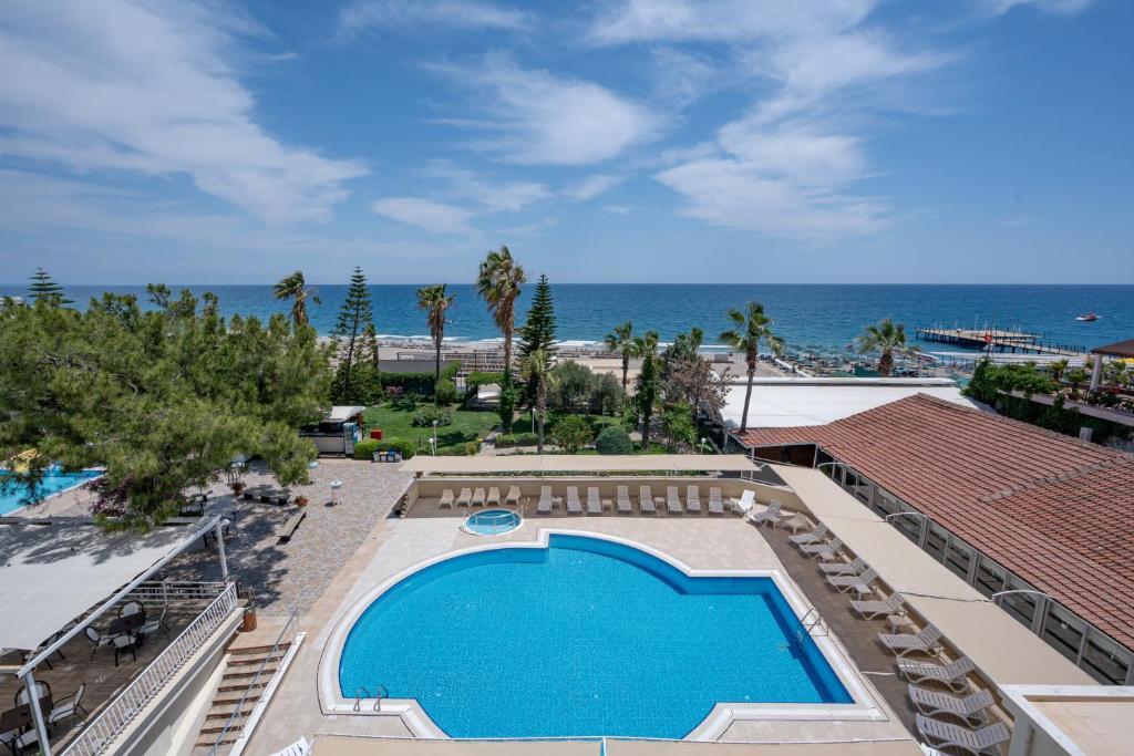 - une vue sur la piscine et l'océan dans l'établissement Club Marakesh Hotel - All inclusive, à Antalya