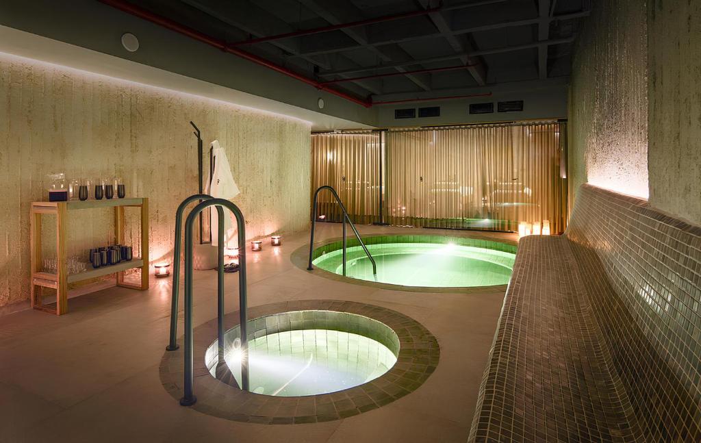 La alberca dentro o cerca de Wellcomm Spa & Hotel