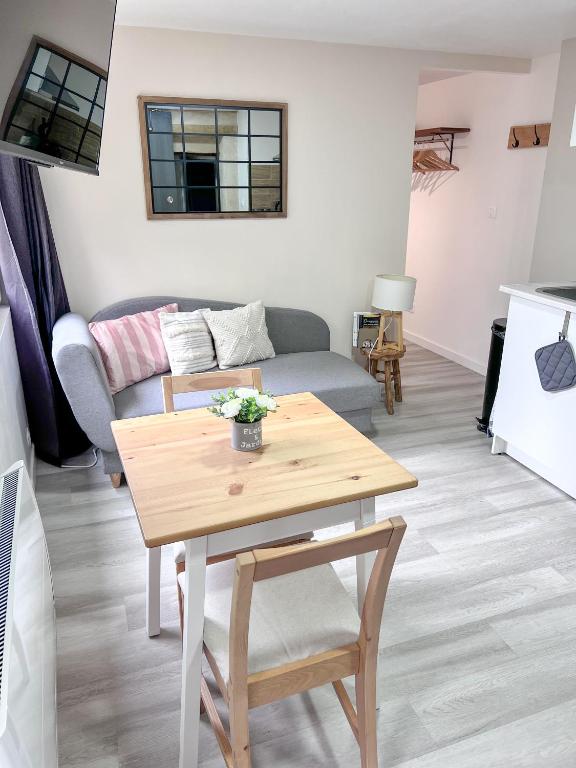 Posezení v ubytování Le Badebec, Appt dans maison typique avec jardin privé