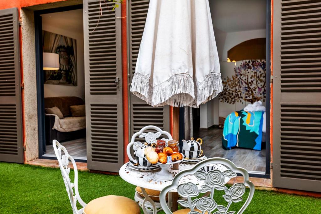 Fotografia z galérie ubytovania La Bravade Luxe et sérénité au cœur de Saint-Tropez Suites spacieuses avec jardin enchanteur v Saint-Tropez
