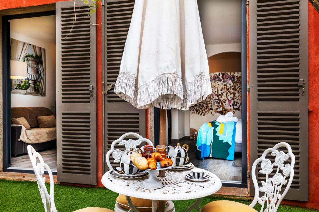 Fotografia z galérie ubytovania La Bravade Luxe et sérénité au cœur de Saint-Tropez Suites spacieuses avec jardin enchanteur v Saint-Tropez