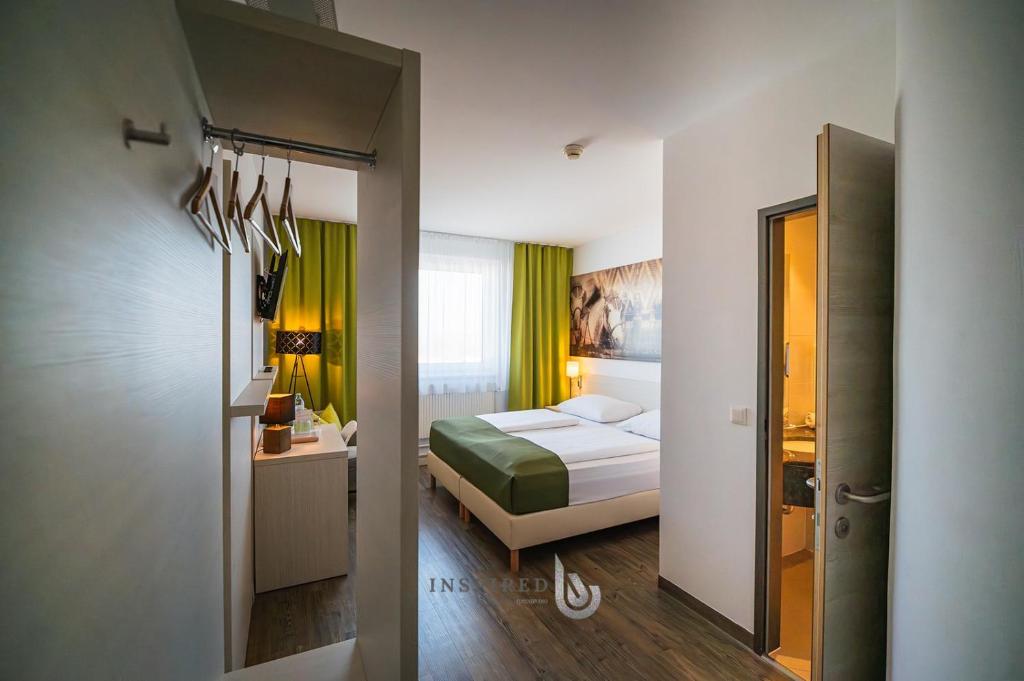 Postel nebo postele na pokoji v ubytování LifeHotel Vienna Airport