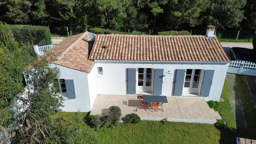 eine Luftansicht eines weißen Hauses mit einem Dach in der Unterkunft La Grande Margotte by Edgar et Alfred in Saint-Georges-dʼOléron