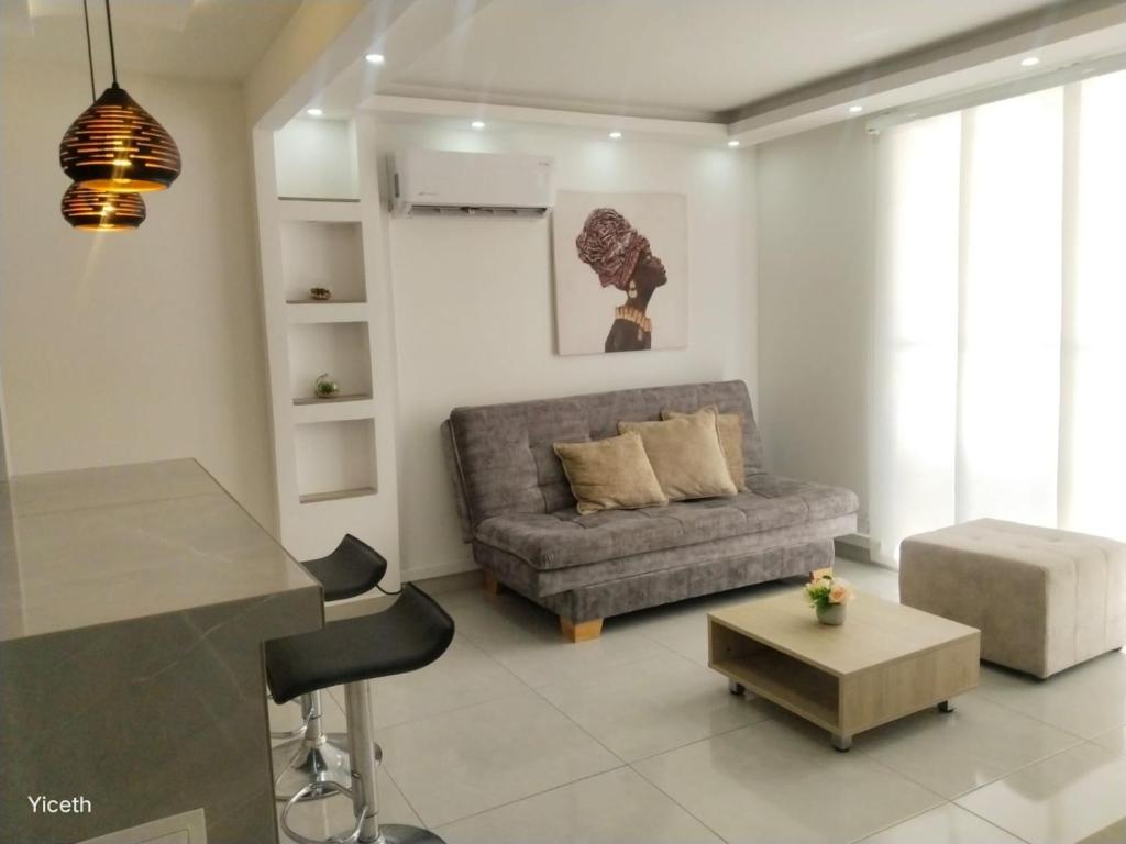 een woonkamer met een bank en een tafel bij Encantador Apto Con Aire in Neiva