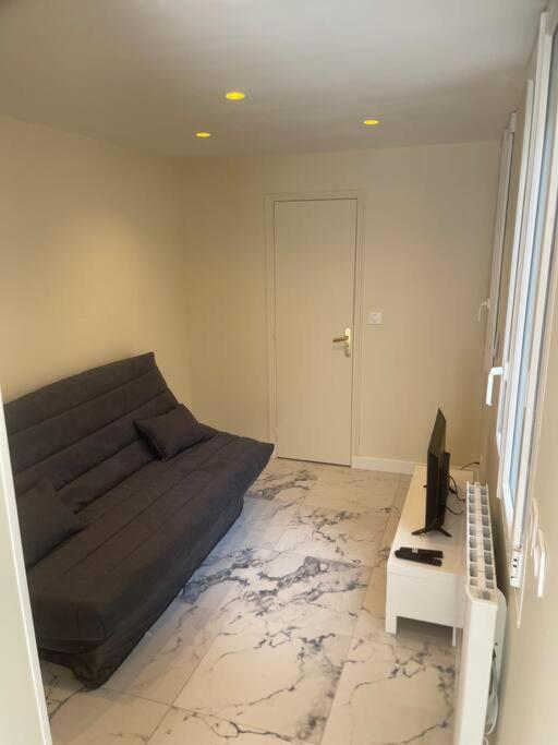 un salon avec un canapé et une table dans l'établissement Le Petit-Beauvoisine, à Rouen