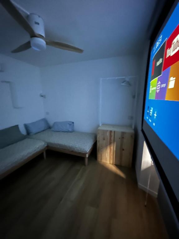 ein Wohnzimmer mit einem Sofa und einem Flachbild-TV in der Unterkunft Ca’ 2810 Vacation Rental Baveno in Baveno