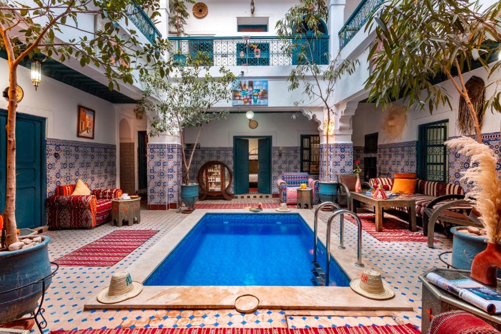 una piscina cubierta en un edificio con una habitación junto a la piscina en Riad Azalia en Marrakech