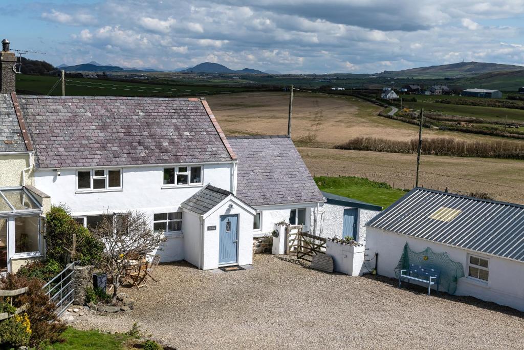 een luchtzicht op een wit huis met twee kleinere gebouwen bij Finest Retreats - Bryn Du in Aberdaron