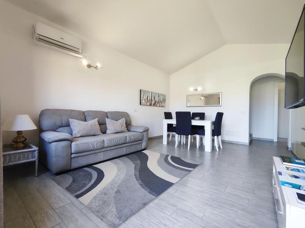 A seating area at Domus Deiana