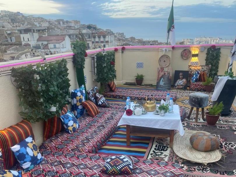 patio con mesa y sillas en el balcón en AFRIC HOTEL- Casbah en Argel