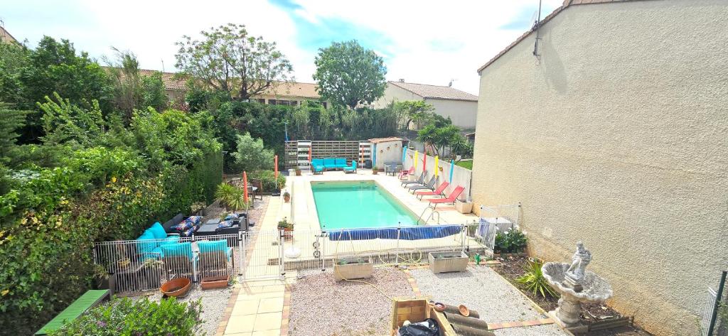 - une vue sur la piscine située à côté d'un bâtiment dans l'établissement La Dolce Vita - Villa 4 chambres avec piscine et climatisation, à Sérignan