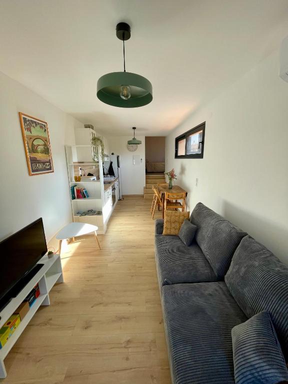 un salon avec un canapé et une salle à manger dans l'établissement Bel appartement à Céret, à Céret