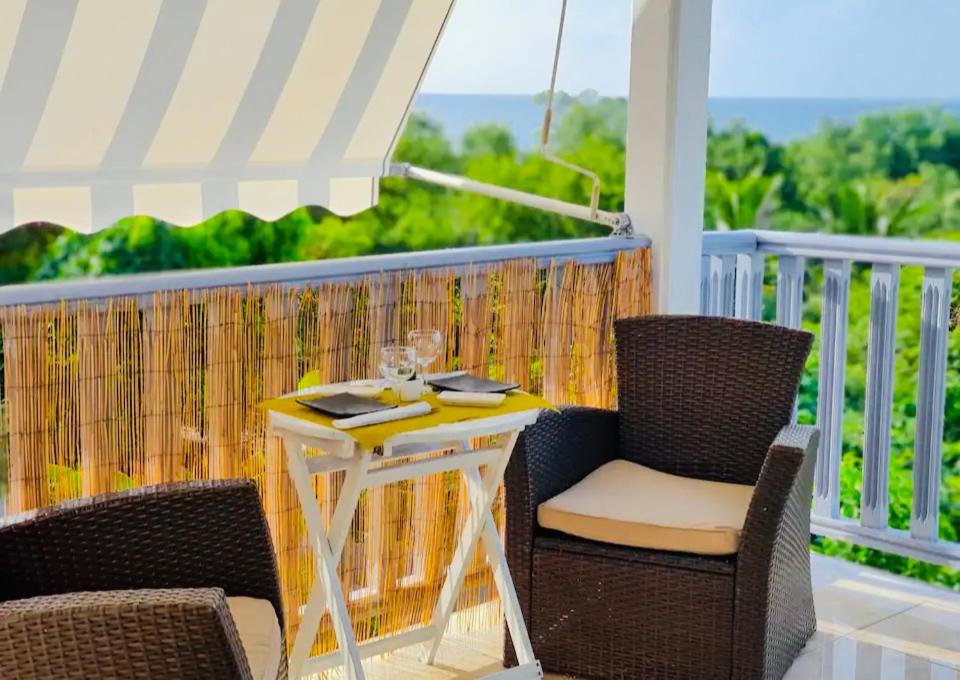 Sunshine Privilège tesisinde bir balkon veya teras