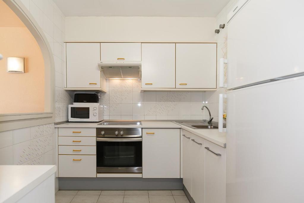Kuchyň nebo kuchyňský kout v ubytování UHC Los Flamencos Family Apartments