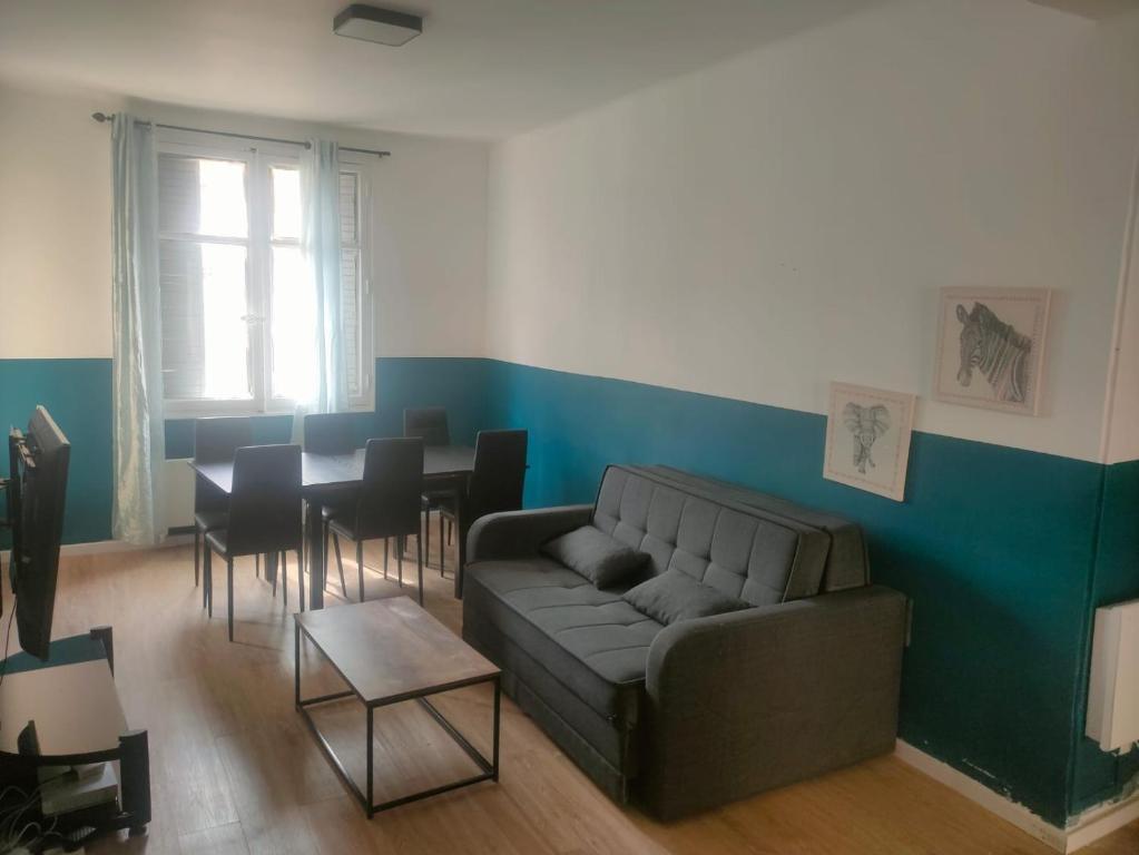 un salon avec un canapé et une table dans l'établissement Marseille: logement entier à 2 pas du vieux port, à Marseille