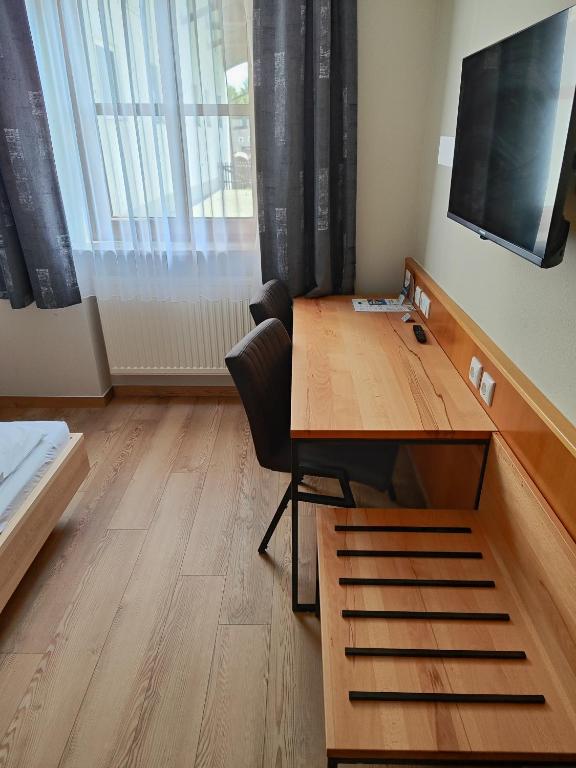 TV a/nebo společenská místnost v ubytování Gasthof Zahler