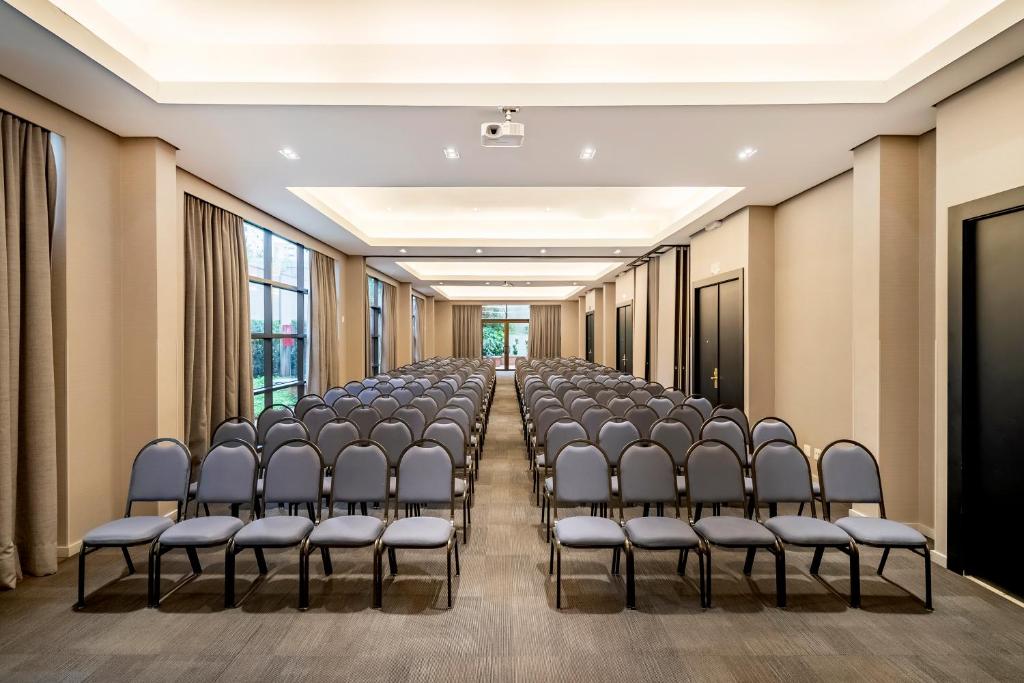 Área de negócios e/ou sala de conferências em Grand Mercure SP Itaim Bibi