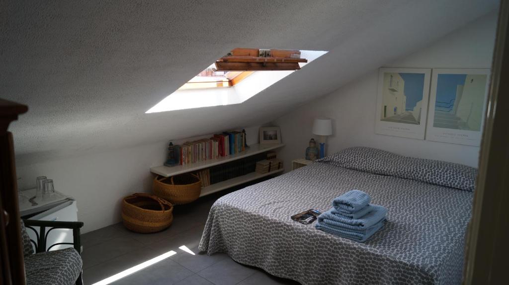 Un dormitorio con una cama con toallas azules. en B&B Il Vicolo Di Pizzo, en Pizzo