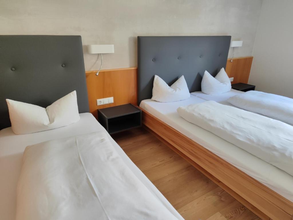 Postel nebo postele na pokoji v ubytování Gasthof Zahler