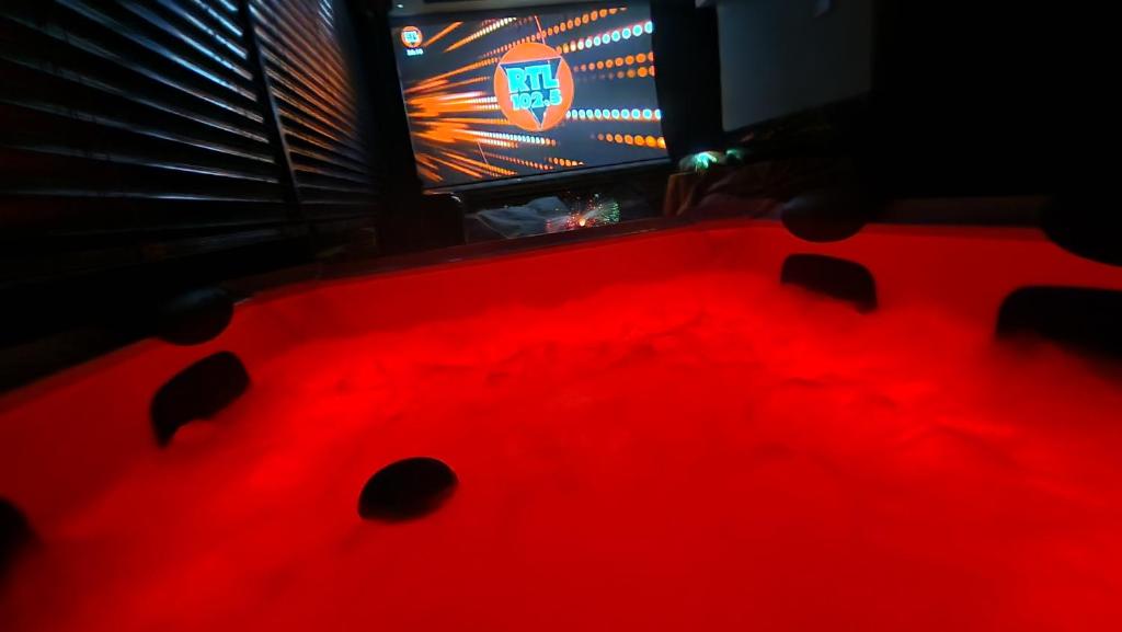 TV a/nebo společenská místnost v ubytování Sky Lounge Terrazza di Cesare Luxury Rooftop minipiscina-spa Sala Cinema WIFI parcheggio