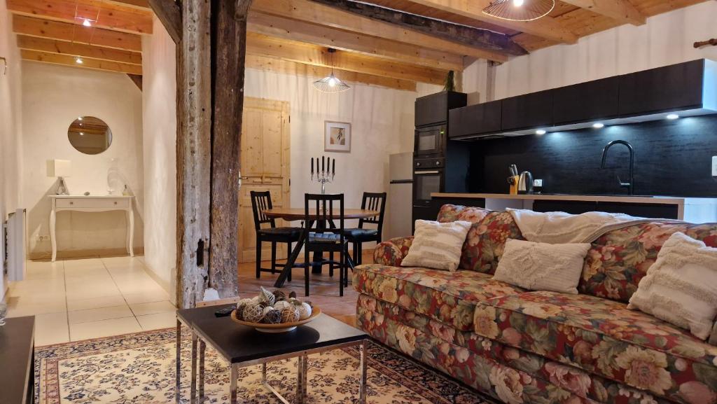 salon z kanapą i kuchnią w obiekcie Maison Cassin47 w mieście Lavergne