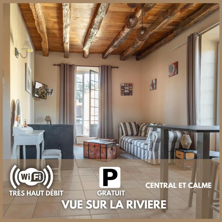 un salon avec un canapé et une table dans l'établissement Destination Périgord - Le Clos, à Montignac