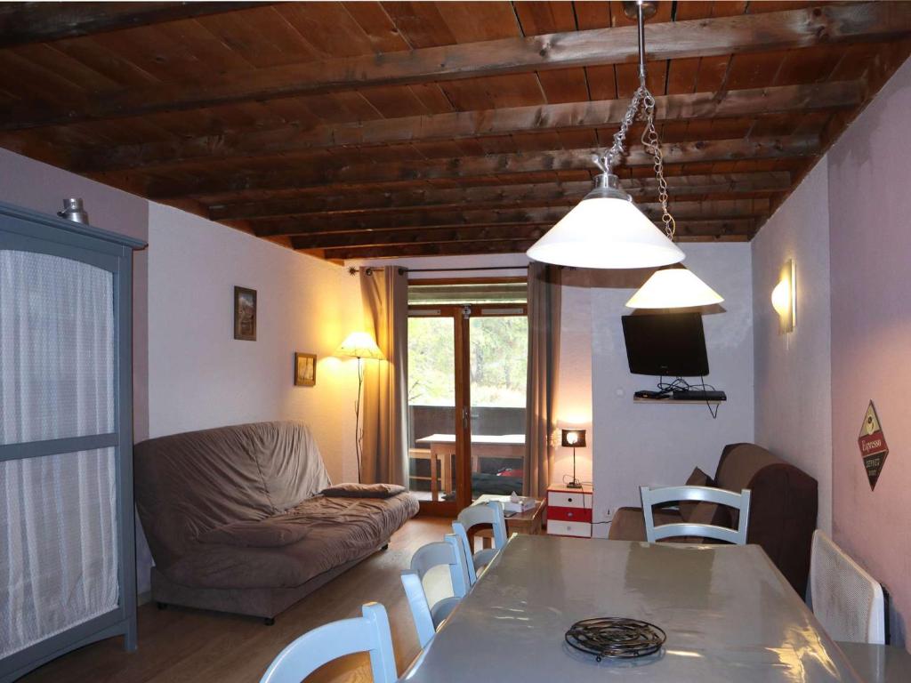 un salon avec une table et un canapé dans l'établissement Appartement cosy rénové pour 6 pers, skis aux pieds, balcon sud, proche garderie, belles prestations - FR-1-322-257, aux Orres