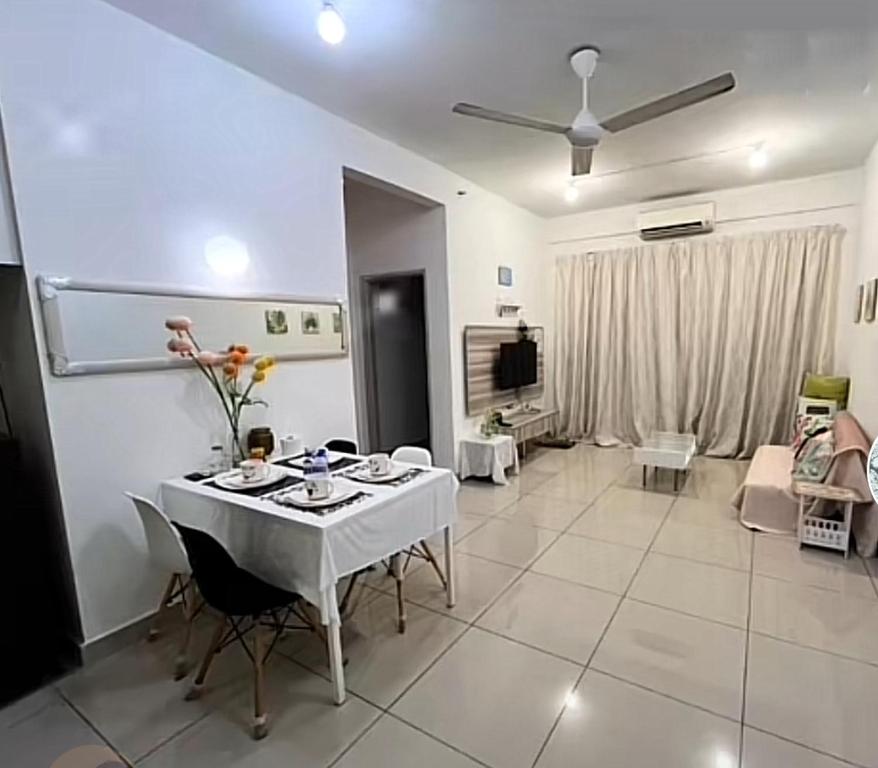 Μια τηλεόραση ή/και κέντρο ψυχαγωγίας στο BbellaHomestayRiverview KBtown 2BR, Wi-Fi, washer
