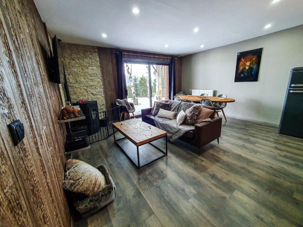 un salon avec un canapé et une table dans l'établissement Les Fermes de Cal Panche : Le Bas de Chalet, aux Angles