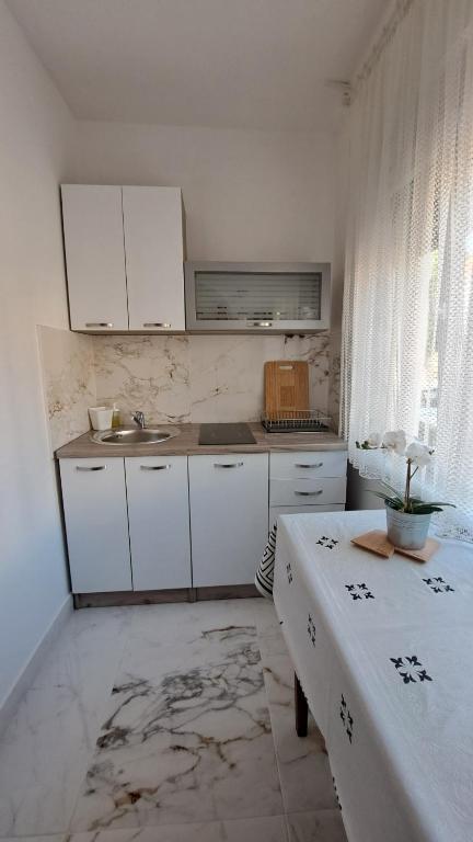 Kuchyň nebo kuchyňský kout v ubytování Apartmani E&G