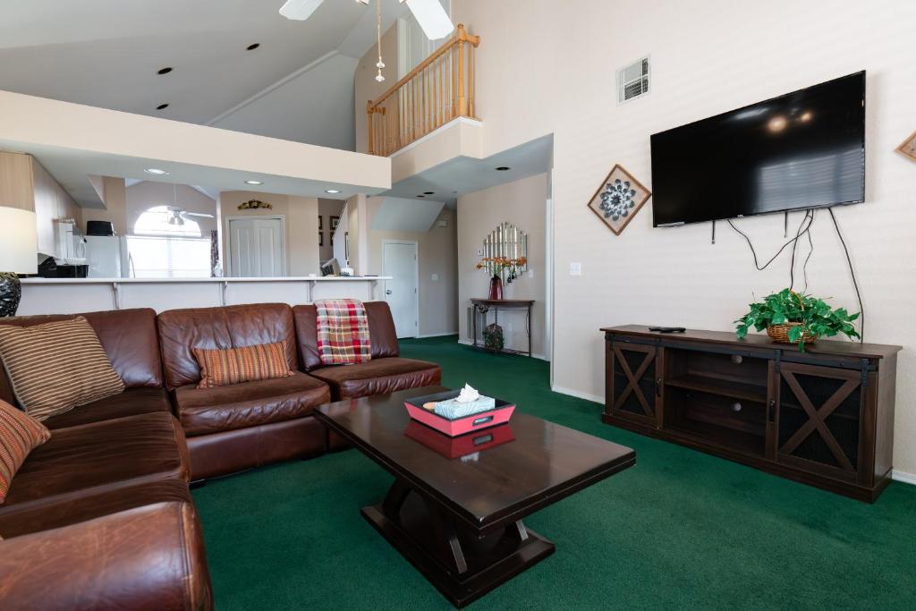Μια τηλεόραση ή/και κέντρο ψυχαγωγίας στο 3 BR with Loft - Golf Course View - Near THE STRIP - FREE TICKETS INCLUDED - FW9-6
