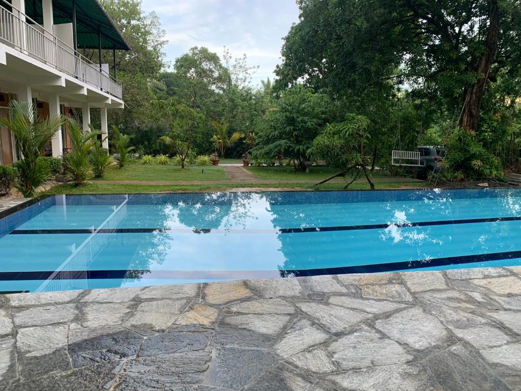 una piscina di fronte a una casa di Sigiriya Rock Hide a Sigiriya