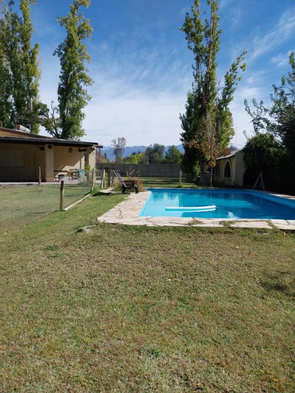 een zwembad in de tuin van een huis bij COMPLEJO DRUMMOND en el Camino del Vino in Ciudad Lujan de Cuyo