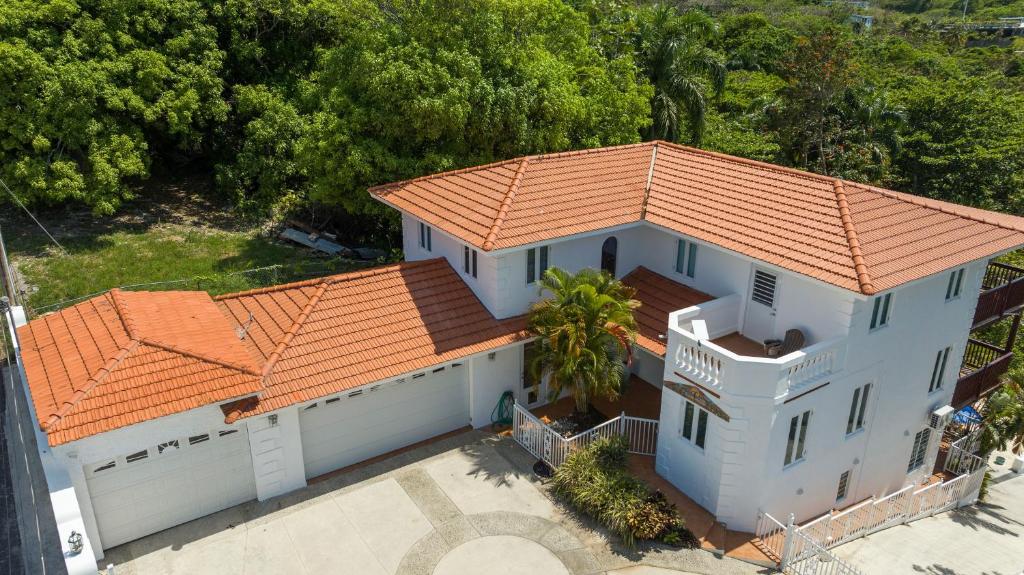 een bovenaanzicht van een huis met een oranje dak bij Dos Culebras House-Private Pool in Centro Puntas