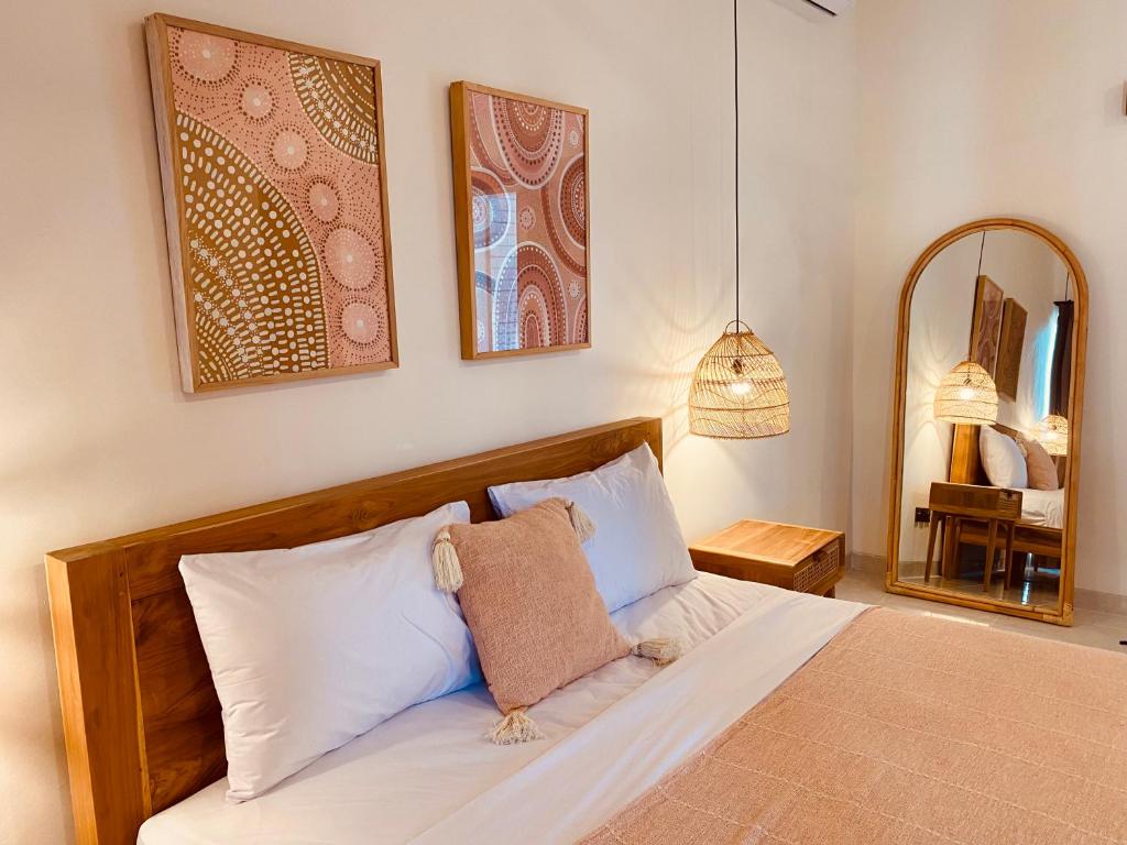 Postel nebo postele na pokoji v ubytování The Hideaway Canggu