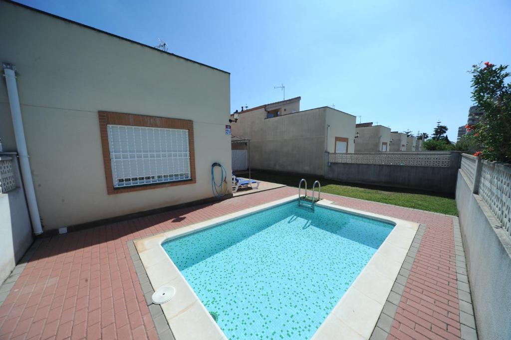una piscina en el patio trasero de una casa en Villas Las Norias Orangecosta en Peñíscola